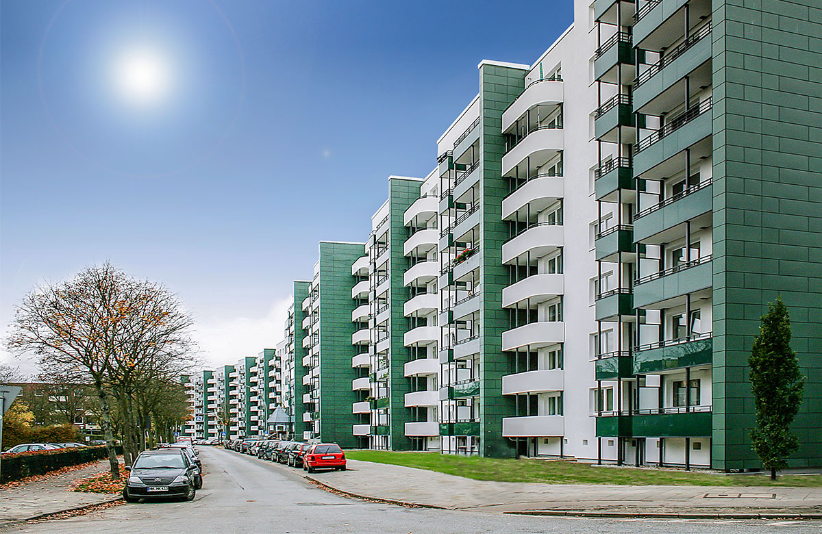 Balkone mit farbigem Glas und Brüstungen aus Beton