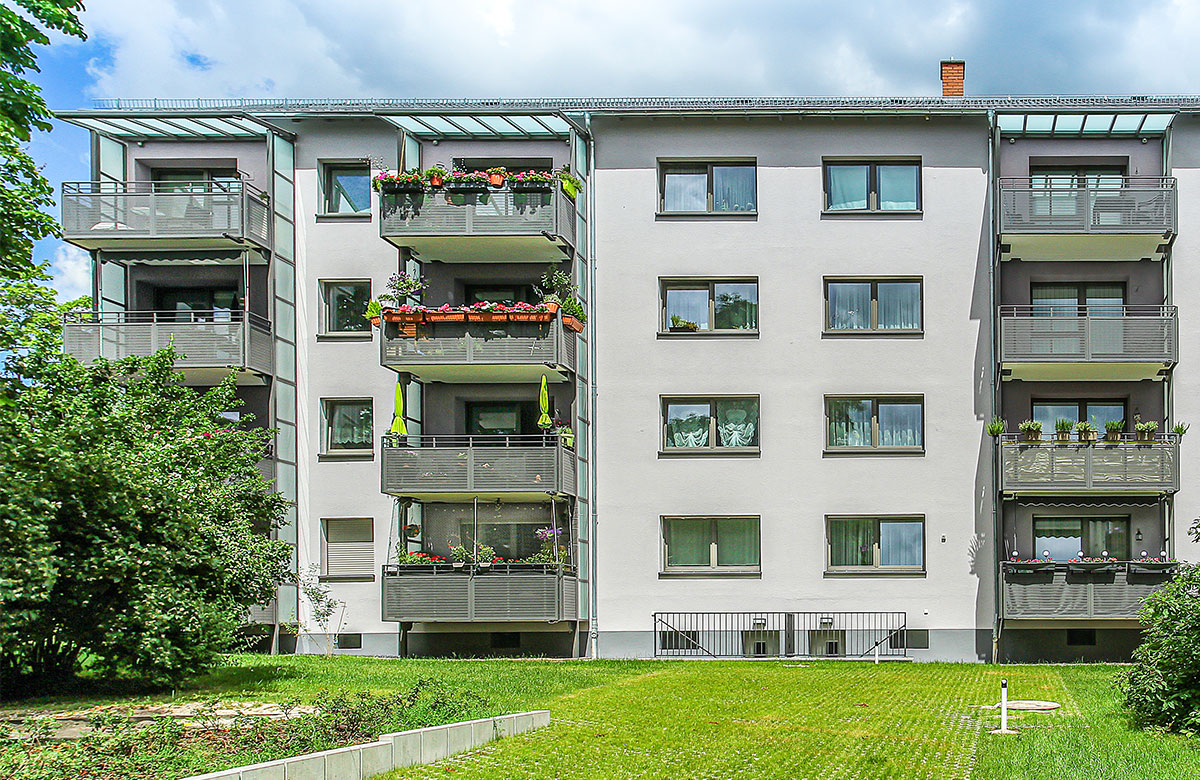 Stahlbalkone mit Betonplatte und farbigen Edelstahl-Lochblech